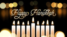 Fröhliches Chanukka-Kerzenlicht-Bokeh und goldener Kalligraphie-Text für das Design einer jüdischen Feiertagskarte. Vektor-Hintergrund mit Chanukka- oder Hanukkah-Lichtern, heiliges Lichterfest, unscharfe Kerzenflamme