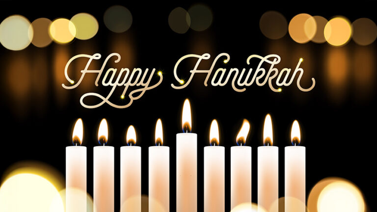 Fröhliches Chanukka-Kerzenlicht-Bokeh und goldener Kalligraphie-Text für das Design einer jüdischen Feiertagskarte. Vektor-Hintergrund mit Chanukka- oder Hanukkah-Lichtern, heiliges Lichterfest, unscharfe Kerzenflamme