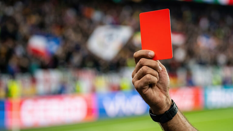 Schiedsrichter zeigt einem Fußballspieler eine die rote Karte